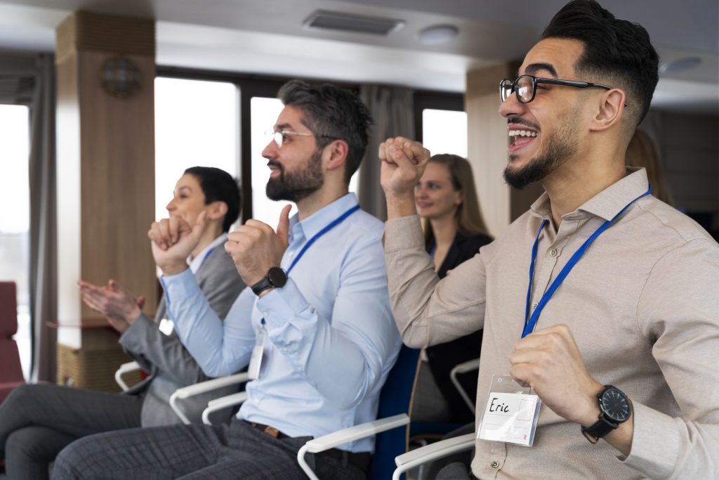 Begeisterte Teilnehmer auf einem Business-Event applaudieren und jubeln – Symbol für Motivation, Networking und strategisches Wissenswachstum bei Konferenzen wie dem Growth Marketing Summit in Frankfurt.