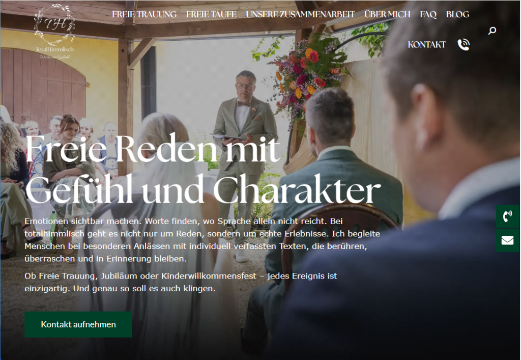 Ein freier Redner von Total Himmlisch spricht während einer Trauung im Freien zu Brautpaar und Gästen. Festliche Atmosphäre mit Blumenarrangement. Umsetzung der Marken- und Bildwelt gemeinsam mit Agenturpartner komenci GmbH.