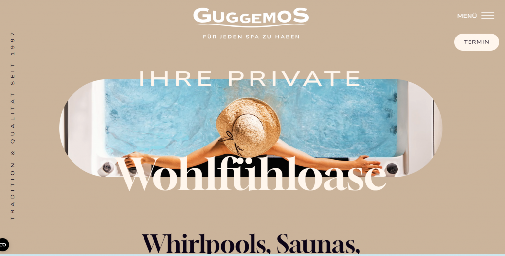 Startbild der Website von Guggemos mit einer Person, die entspannt in einem Whirlpool liegt. Darüber steht der Schriftzug ‚Ihre private Wohlfühloase‘. Das Bild vermittelt Entspannung und Wellness. Gestaltung und Online-Präsenz optimiert durch komenci ihre SEA Agentur.