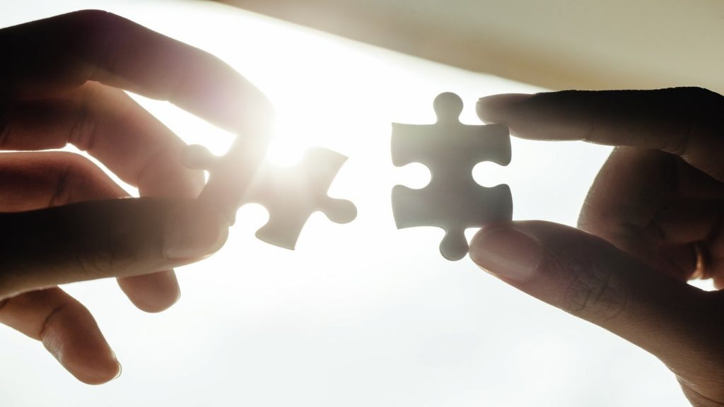 Symbol für Partnerschaft und Zusammenarbeit – komenci arbeitet eng mit Kund:innen zusammen, um nachhaltige digitale Erfolge zu erzielen.